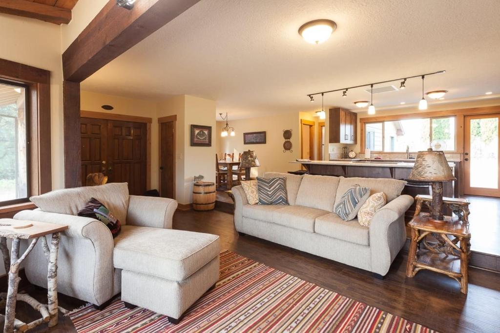 a living room with two couches and a kitchen at Hood View 30 Day Minimum cabin in Mount Hood