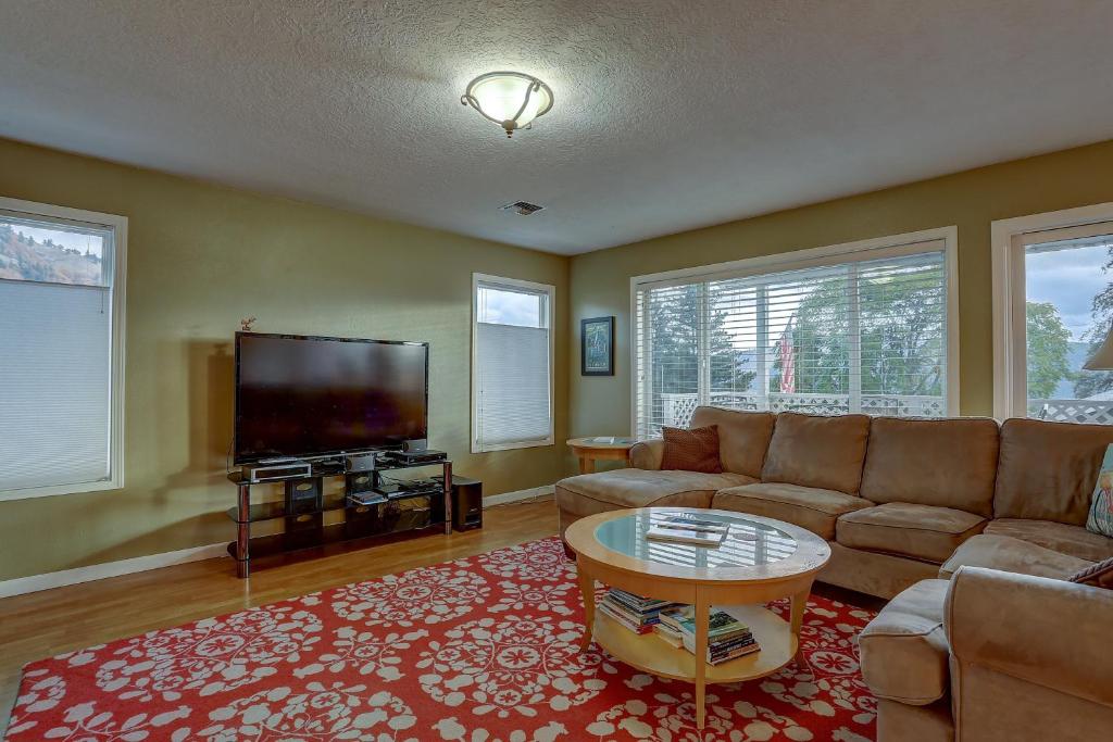 a living room with a couch and a flat screen tv at Northern Lights home in White Salmon