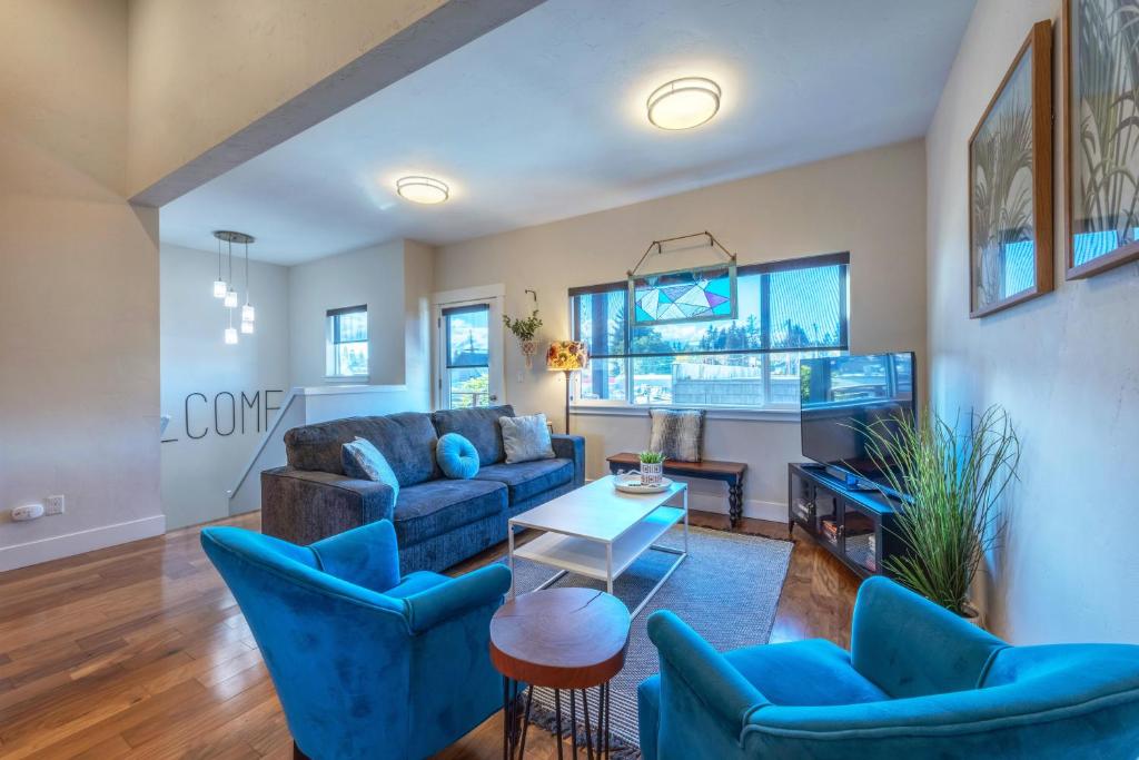 a living room with blue chairs and a couch at Hull Street Loft townhouse in Hood River