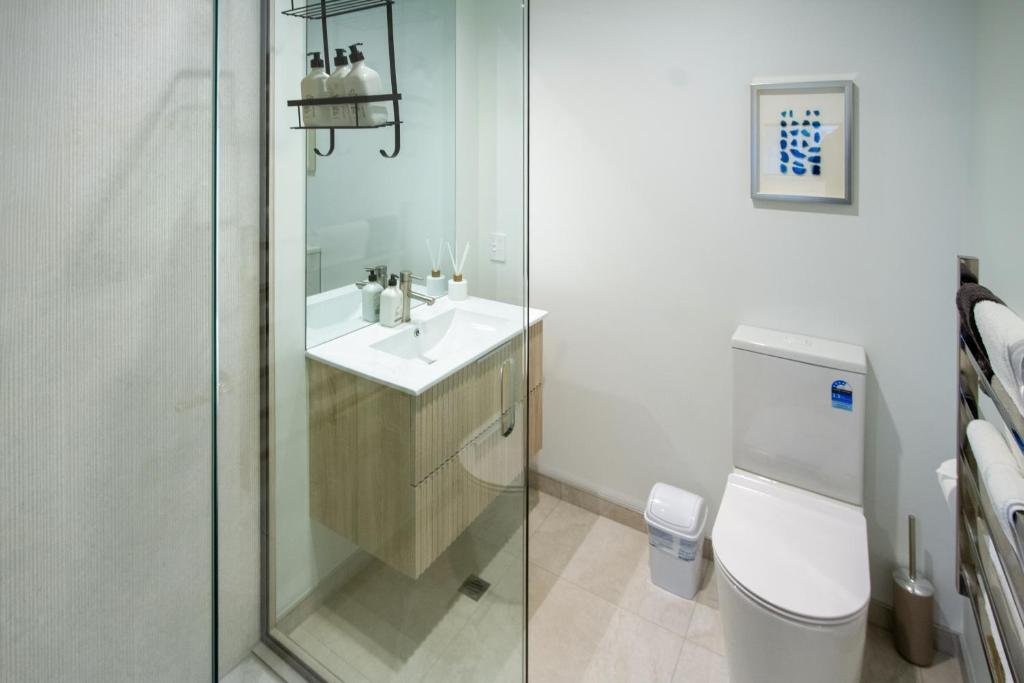 Comfort and Style 2BR Townhouse, Parking - Resim 9