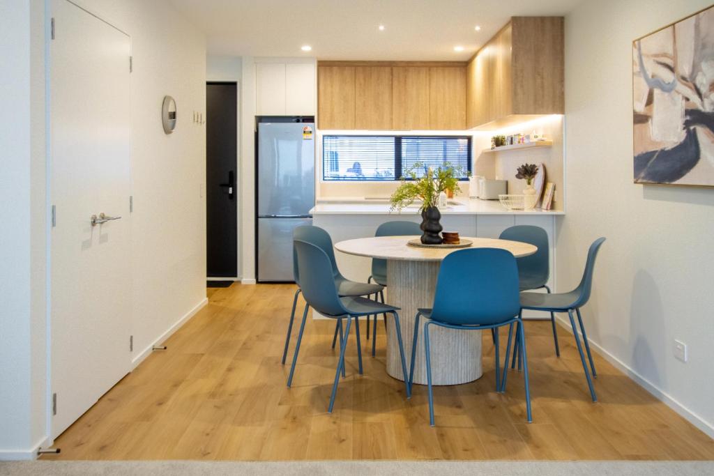 Comfort and Style 2BR Townhouse, Parking - Resim 10