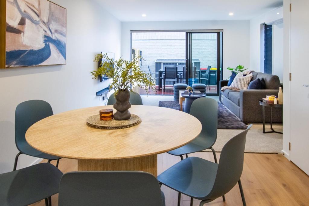 Comfort and Style 2BR Townhouse, Parking - Resim 11