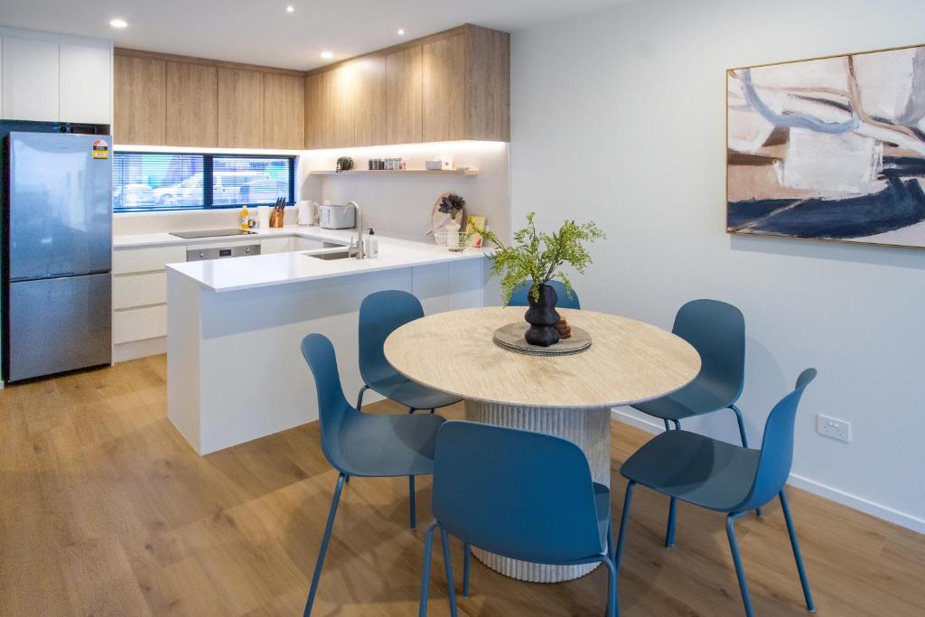 Comfort and Style 2BR Townhouse, Parking - Resim 4