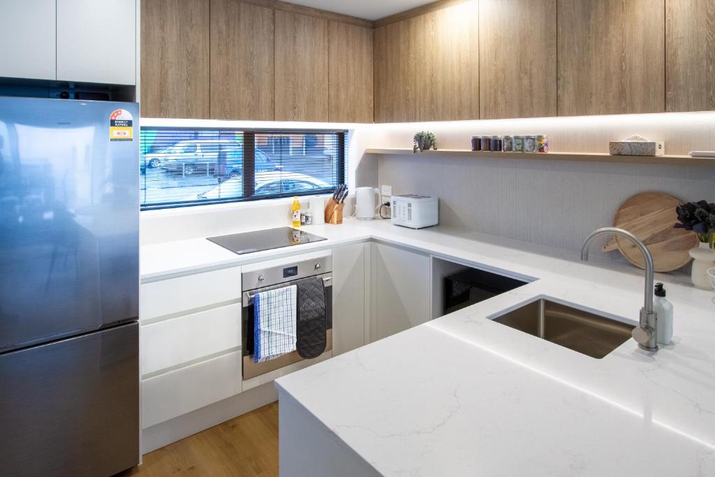 Comfort and Style 2BR Townhouse, Parking - Resim 15