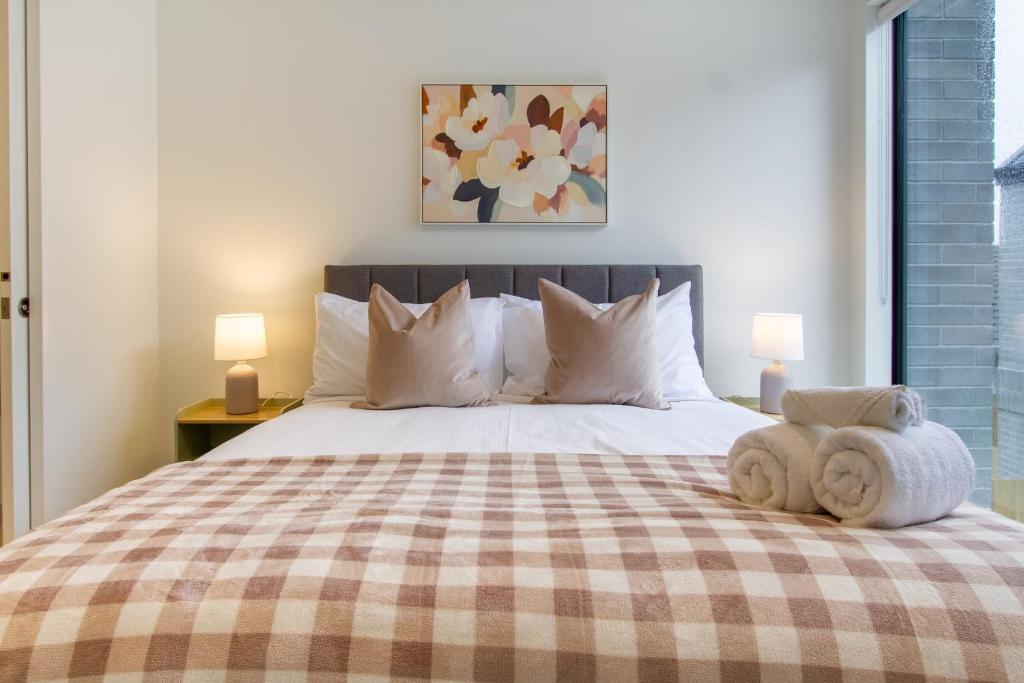 Comfort and Style 2BR Townhouse, Parking - Resim 16