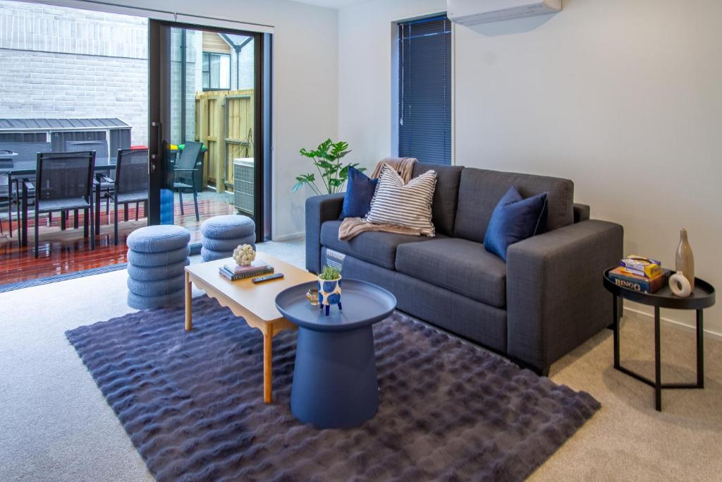 Comfort and Style 2BR Townhouse, Parking - Resim 19