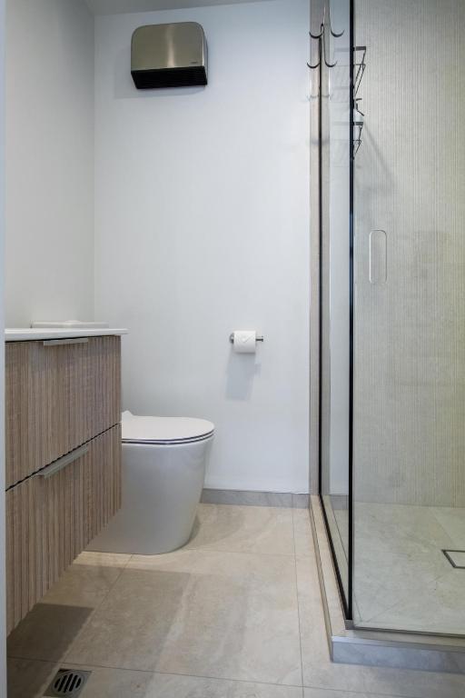 Comfort and Style 2BR Townhouse, Parking - Resim 22