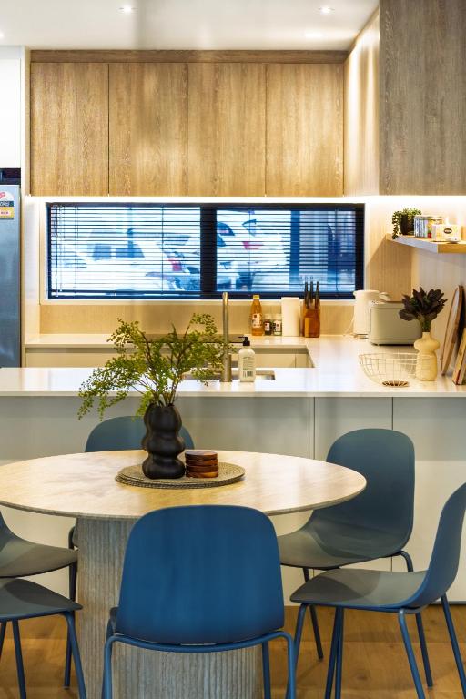 Comfort and Style 2BR Townhouse, Parking - Resim 28