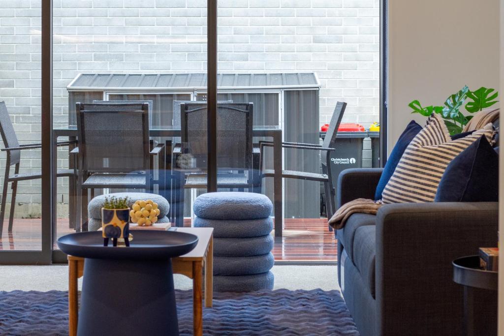 Comfort and Style 2BR Townhouse, Parking - Resim 31