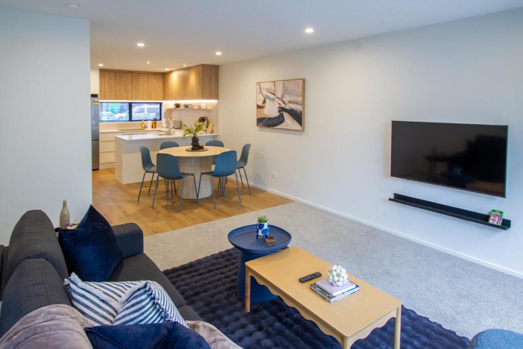 Comfort and Style 2BR Townhouse, Parking - Resim 5