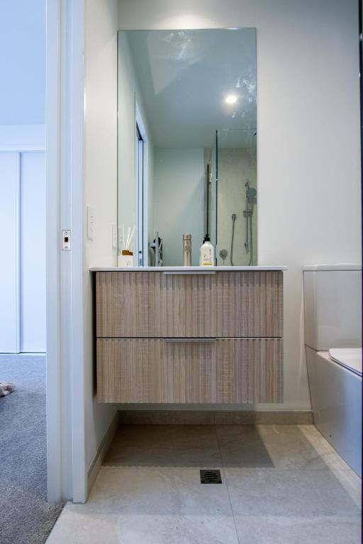 Comfort and Style 2BR Townhouse, Parking - Resim 8