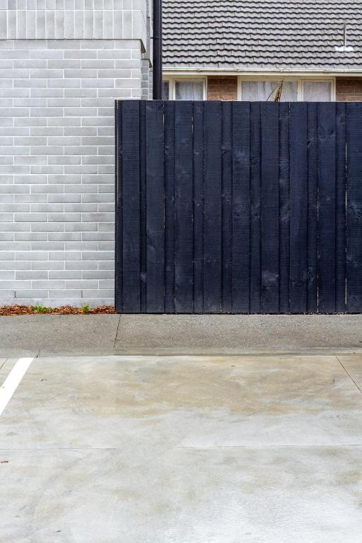 Comfort and Style 2BR Townhouse, Parking - Resim 6