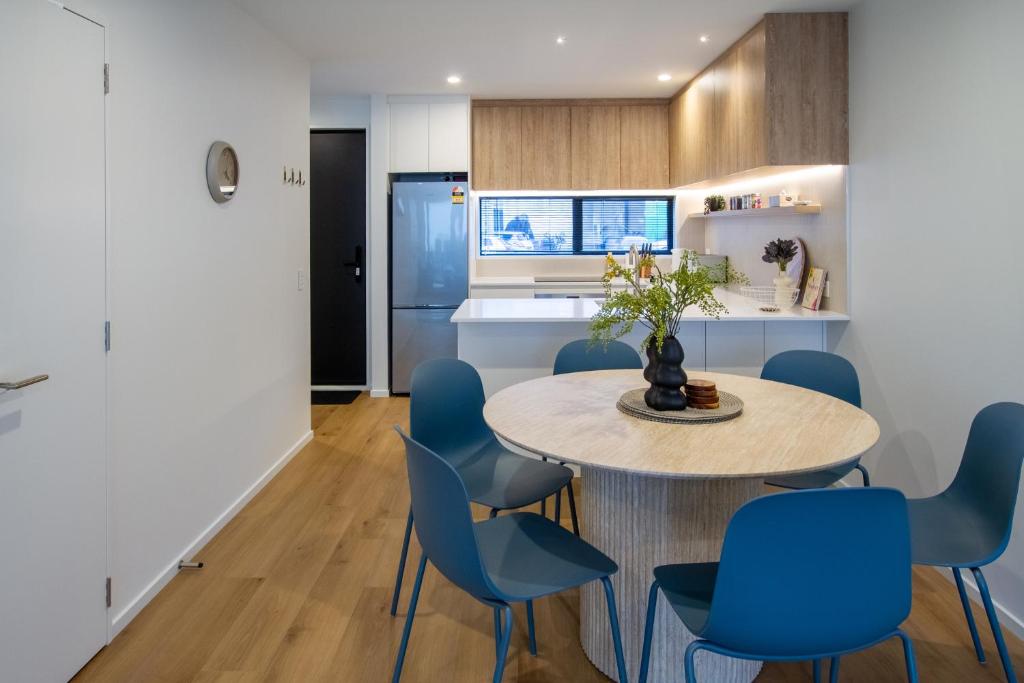 Comfort and Style 2BR Townhouse, Parking - Resim 35