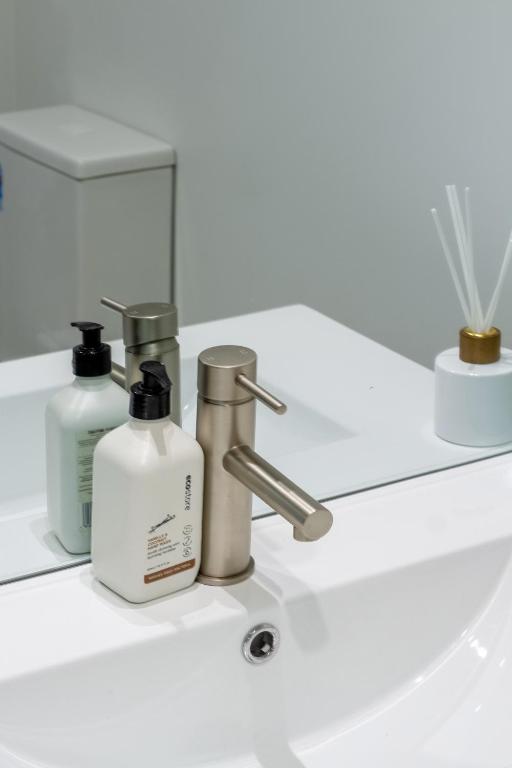 Comfort and Style 2BR Townhouse, Parking - Resim 3