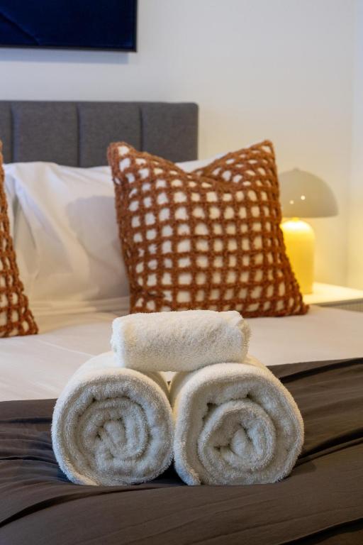 Comfort and Style 2BR Townhouse, Parking - Resim 36