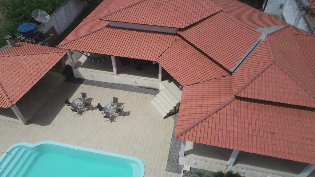 Una vista aérea de una casa con techo rojo. en Casa para temporada Amargosa-ba, en Amargosa