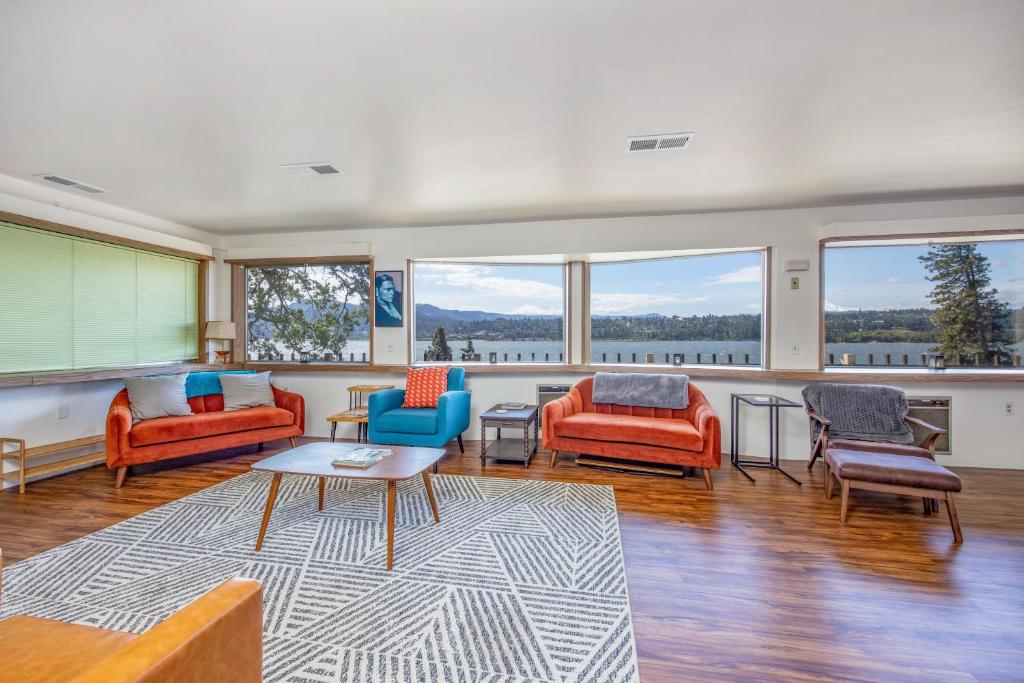 ein Wohnzimmer mit farbenfrohen Möbeln und großen Fenstern in der Unterkunft Inventor's Cottage 30 Night Minimum home in Underwood