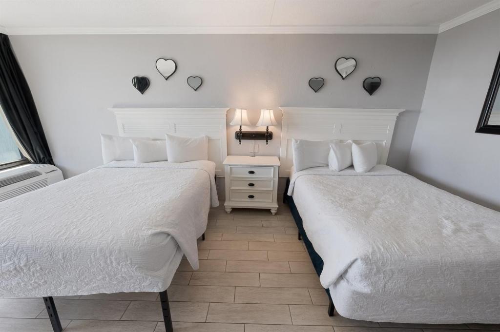 Postel nebo postele na pokoji v ubytování Renovated Oceanfront - Ground Floor - Great Pools!