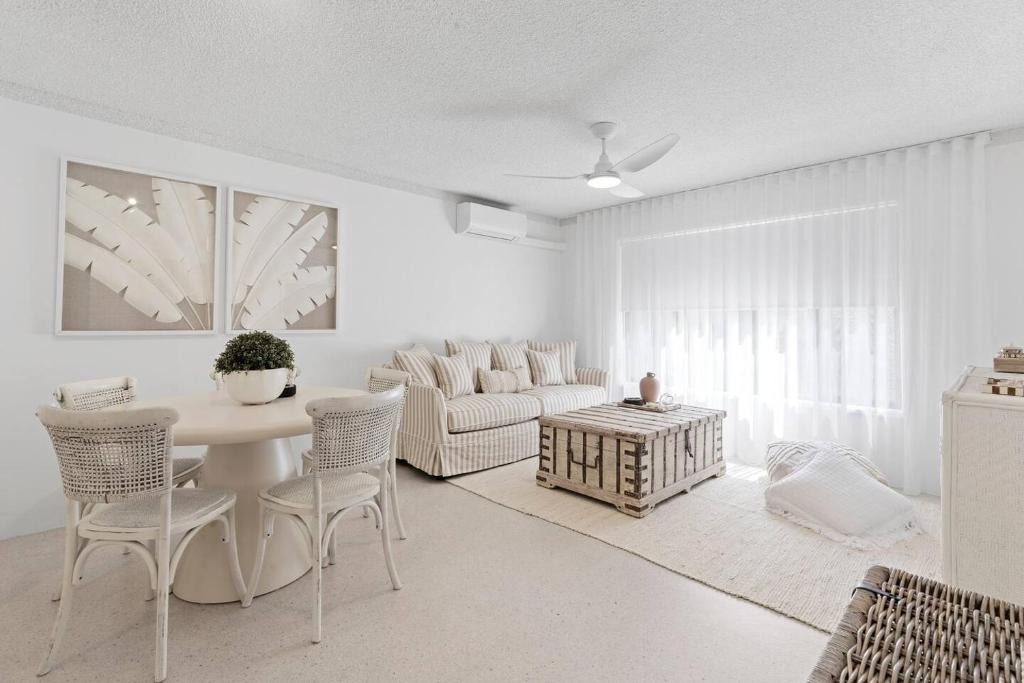 Χώρος καθιστικού στο 'Island Villa' Boho-Coastal Escape by the Waterfront