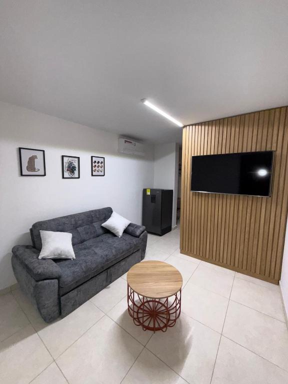 Una sala de estar con un sofá y un televisor de pantalla plana. en Apartamento en Cabecera, en Bucaramanga