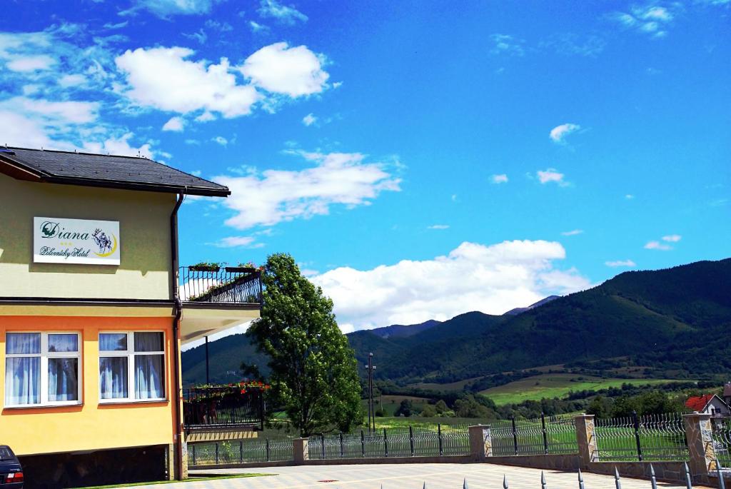Nespecifikovaný výhled na hory nebo výhled na hory při pohledu z hotelu