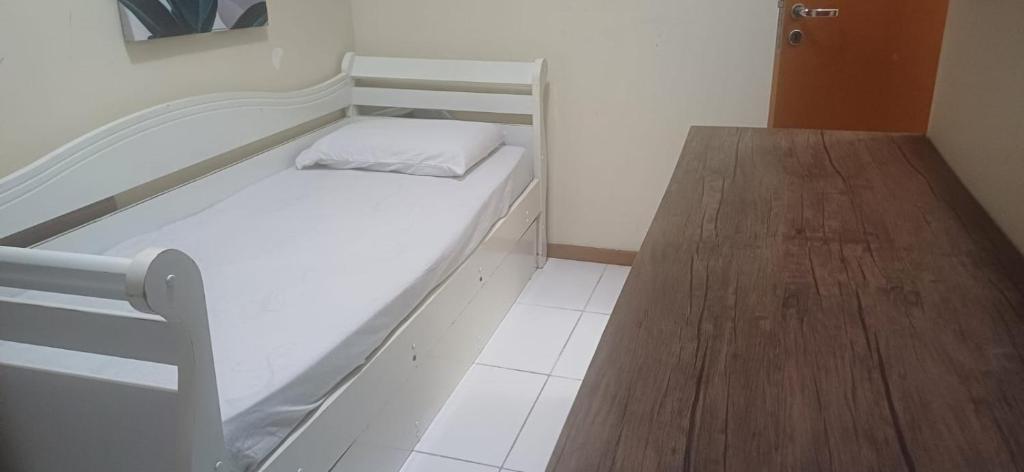 a hospital room with a bed and a wooden floor at Excelente apartamento a 5 min da COP30 in Belém
