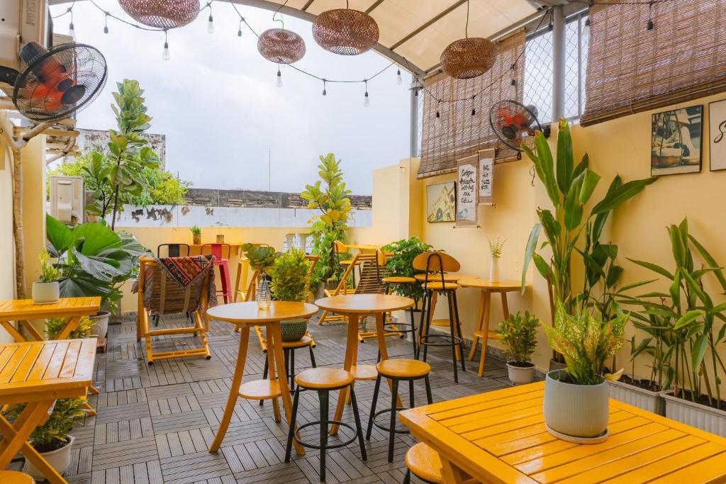 Saigon Authentic Hostel - Local Vibes, City Tours, Cooking Dinner, Evening Streetfood, Free Menu Breakfast, Gym & Rooftop - 6