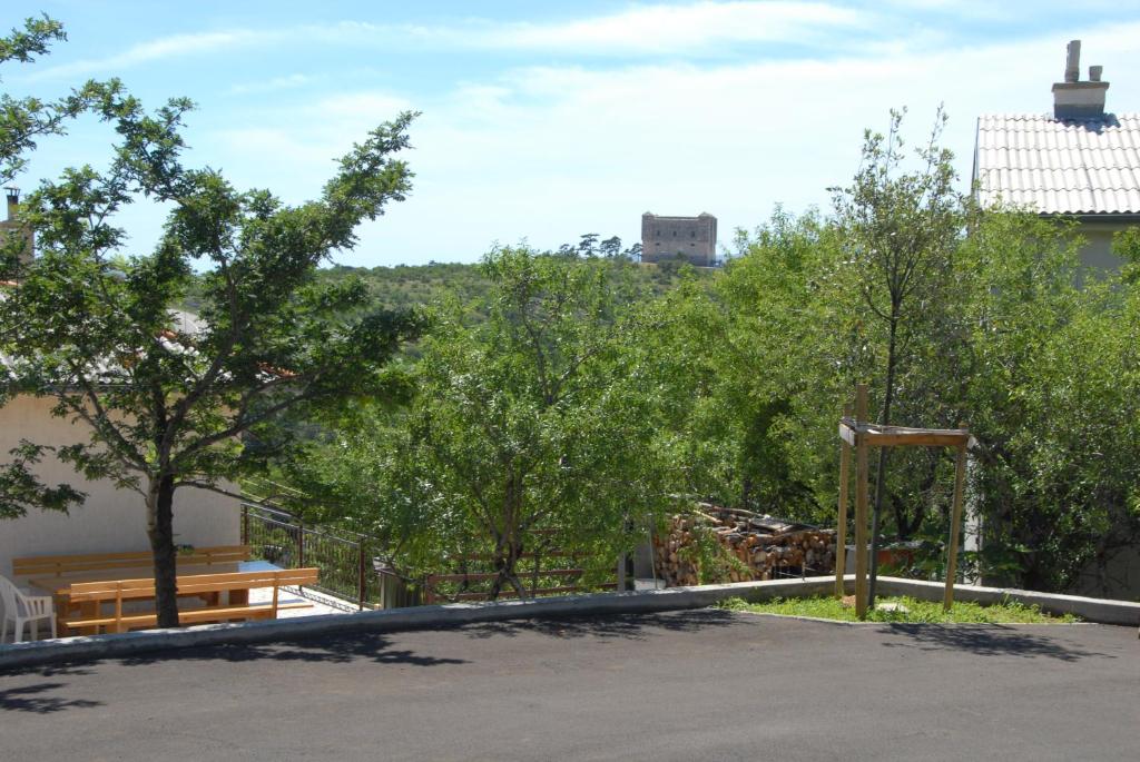 una vista desde el techo de un edificio con árboles en Apartment Tin, en Senj