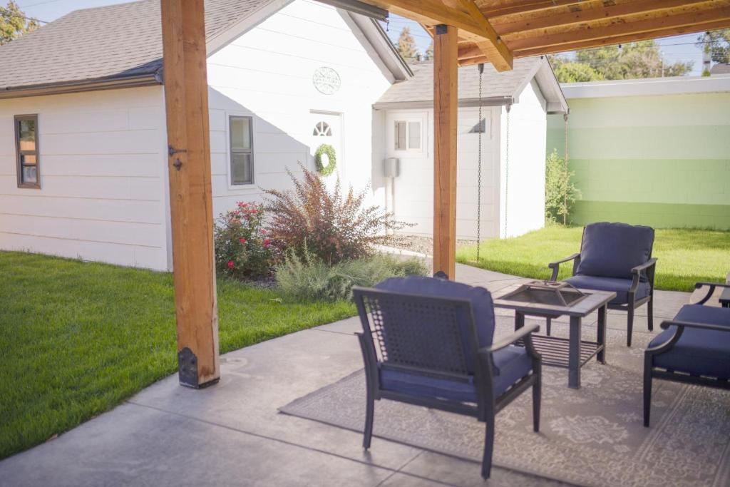 a patio with chairs and a table and a pergola at Charming and Private Birch Cottage in Idaho Falls