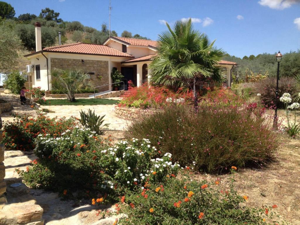 ein Haus mit einer Palme im Garten in der Unterkunft Villa Russo in Caltanissetta