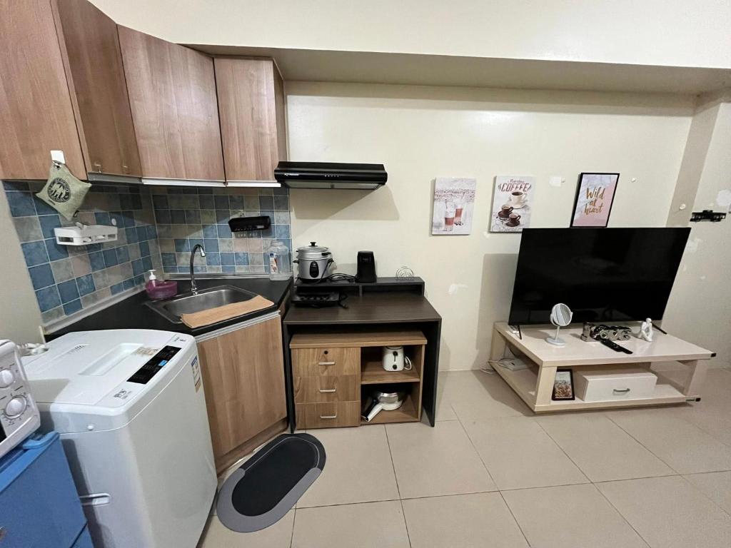 Η κουζίνα ή μικρή κουζίνα στο Cebu IT Park Stay Cozy Condo with Netflix, WiFi & Pool View