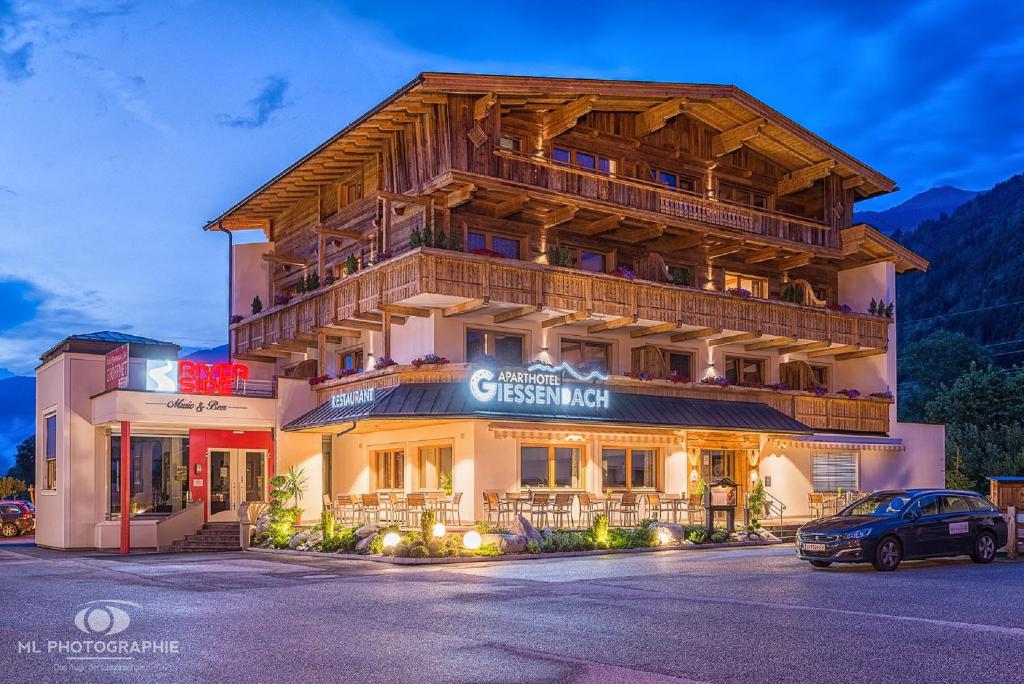 un bâtiment avec un panneau sur son côté dans l'établissement Hotel Giessenbach, à Fügen