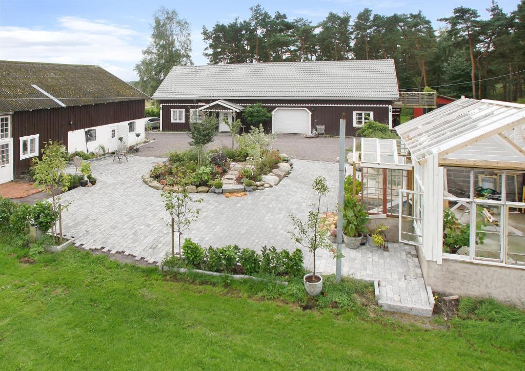 - une vue aérienne sur une arrière-cour avec un jardin dans l'établissement Åsa Jutegård, à Åsa
