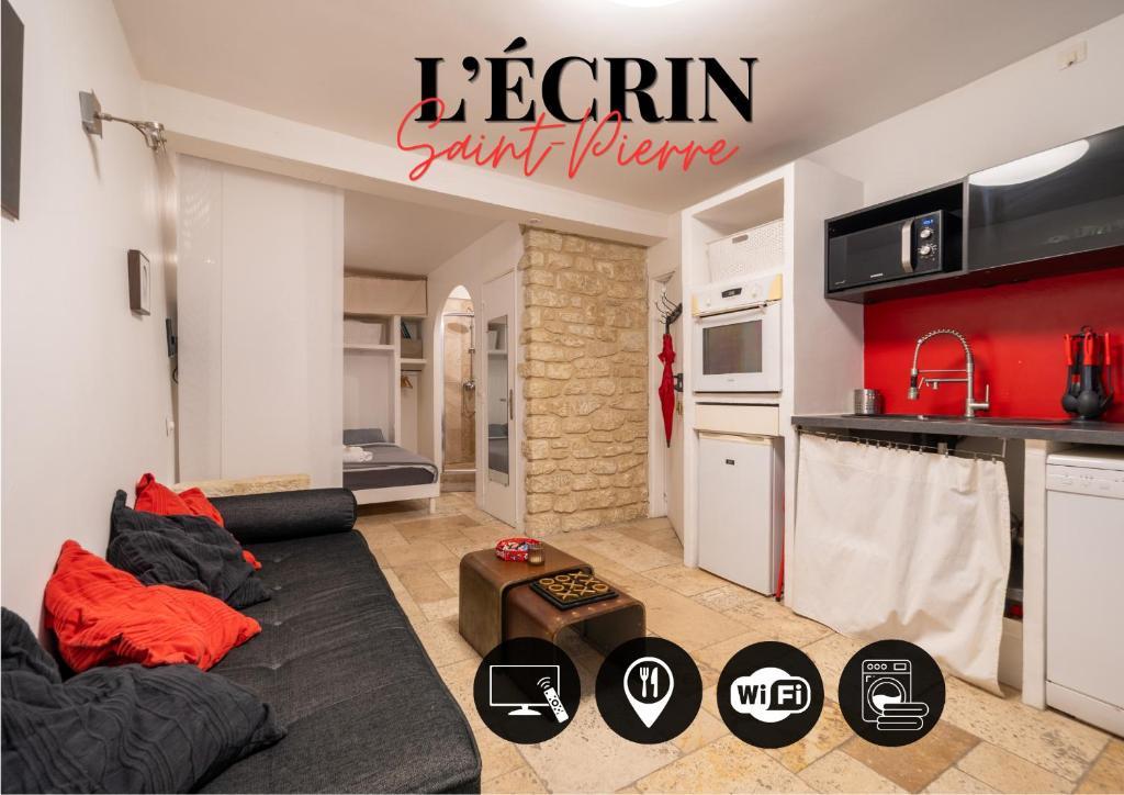 a living room with a couch and a kitchen at L'Écrin Saint-Pierre in Avignon