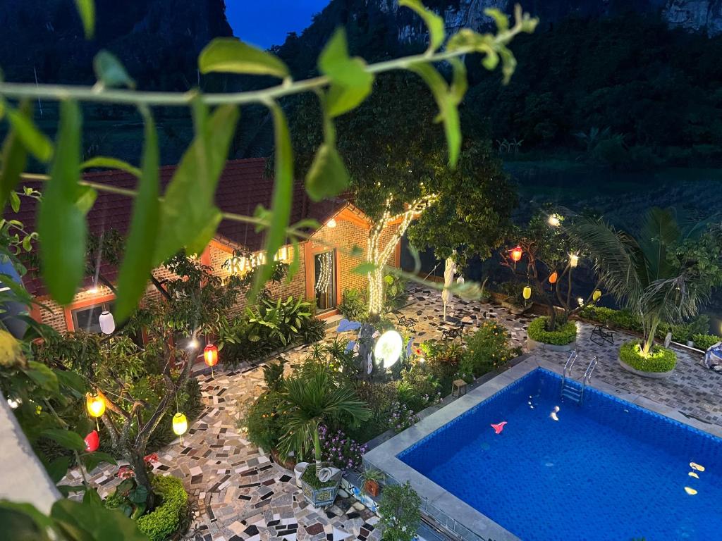 Piscina de la sau aproape de Tam Coc Kamili Bungalow & Homestay