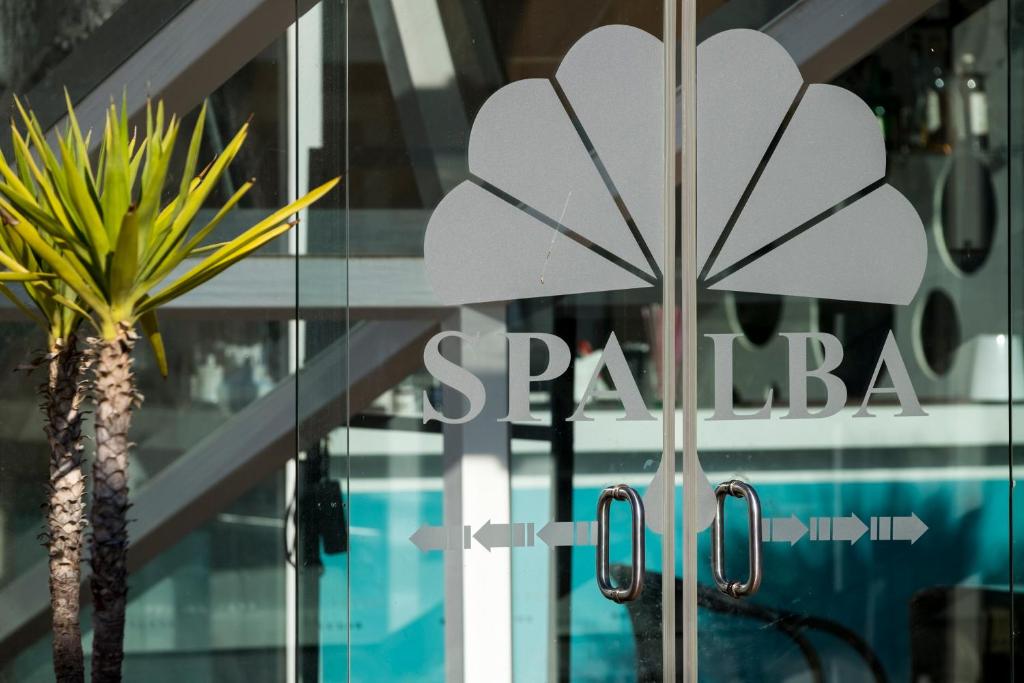 a sign in the window of a spada store at Vila Alba Resort in Carvoeiro