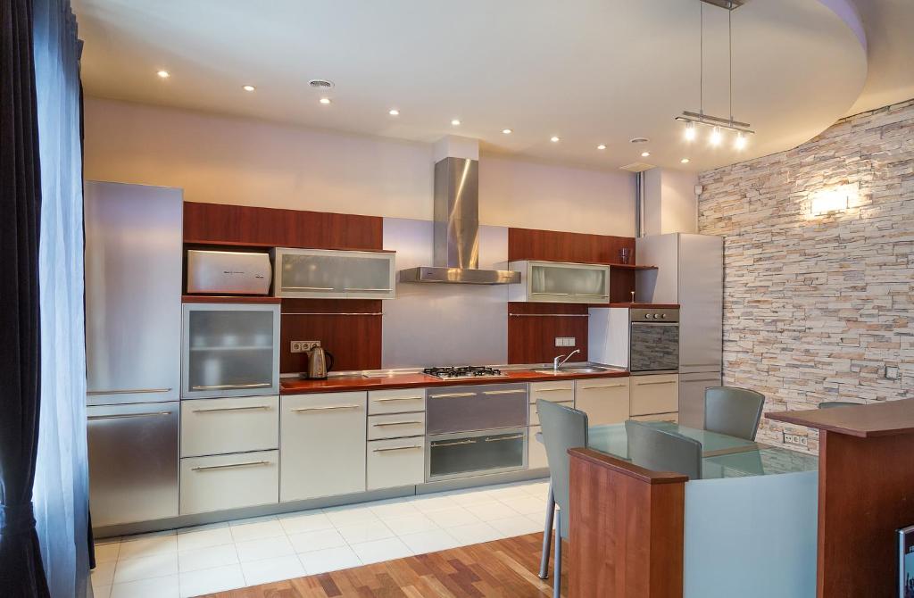 Kiev 24 Apartments - Sofievskaya广场中心三间卧室漂亮的公寓
