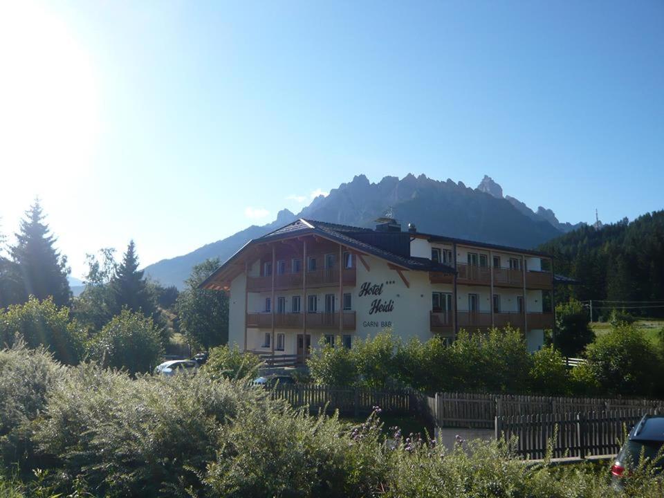Nespecifikovaný výhled na hory nebo výhled na hory při pohledu z hotelu