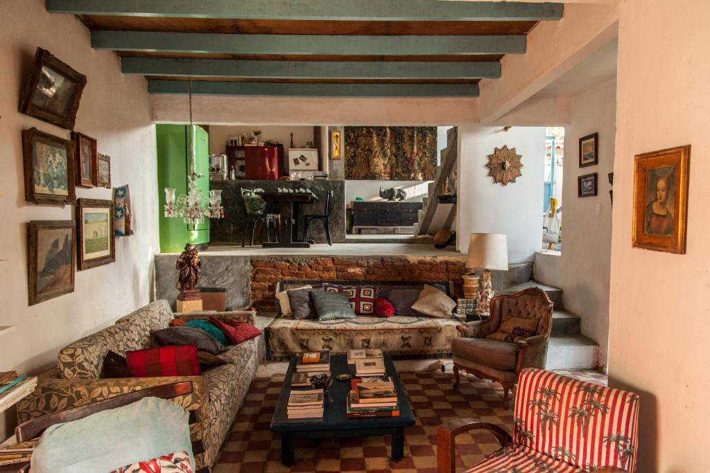 a living room with a couch and a table at Hospedaria Santa Bárbara in Rio de Janeiro