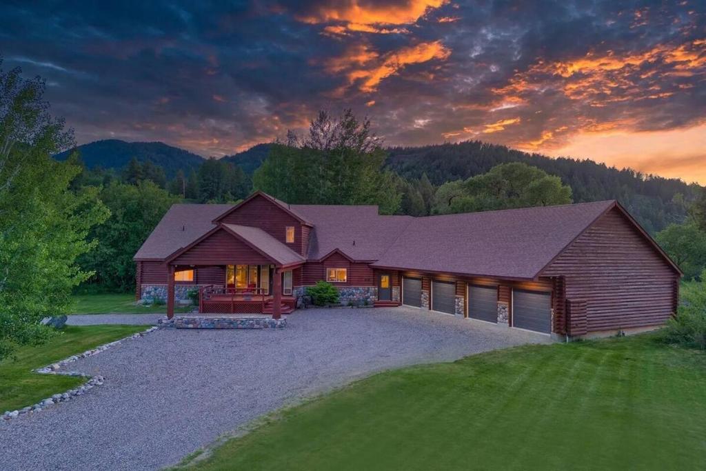una casa grande con buhardilla en River Bend Retreat, en Irwin