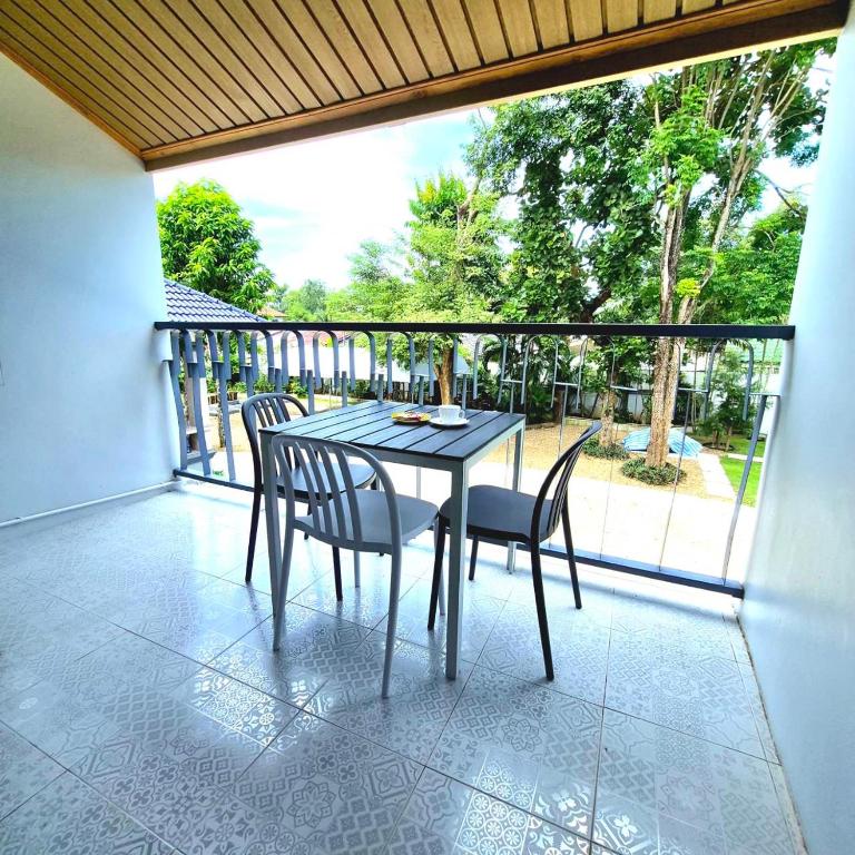 One Sa-Kaeo Homestay - Family Room With Balcony