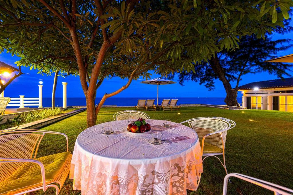 Zahrada ubytování Oceanfront 6 Bedroom Twin Villas - OV6