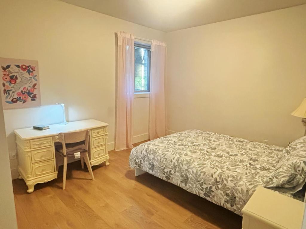 Un pat sau paturi într-o cameră la 5 mins walk to the beach! Cozy bedroom near Stanley Park, Downtown Vancouver, Cypress Mountain, Capilano Suspension Bridge, Grouse Mountain