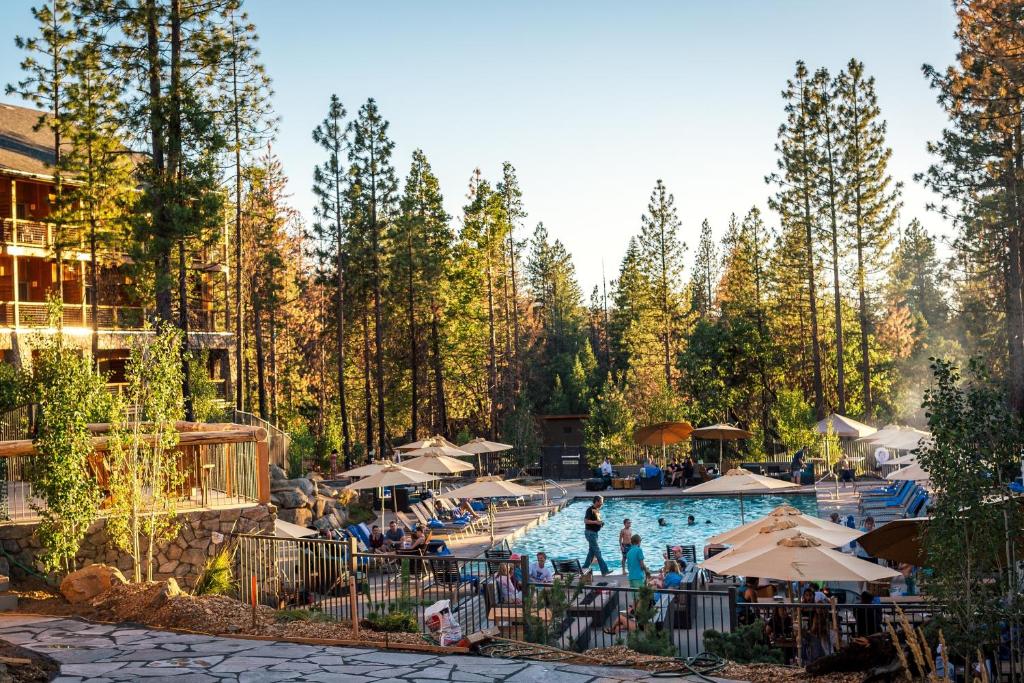 Bazén v ubytování Rush Creek Lodge at Yosemite nebo v jeho okolí