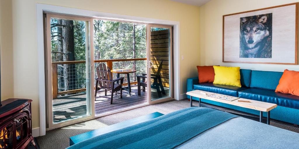 Posezení v ubytování Rush Creek Lodge at Yosemite