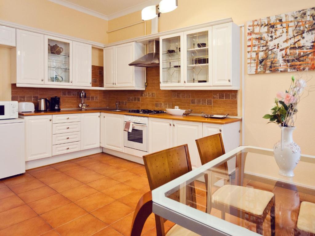 Kiev 24 Apartments - 3 Bedroom Apartment-studio On Khreschatyk 8b