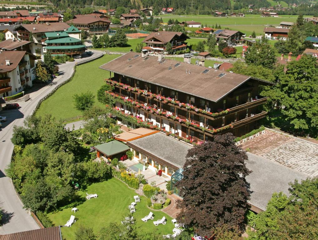 una vista aérea de un gran edificio con patio en Hotel-Pension Strolz, en Mayrhofen