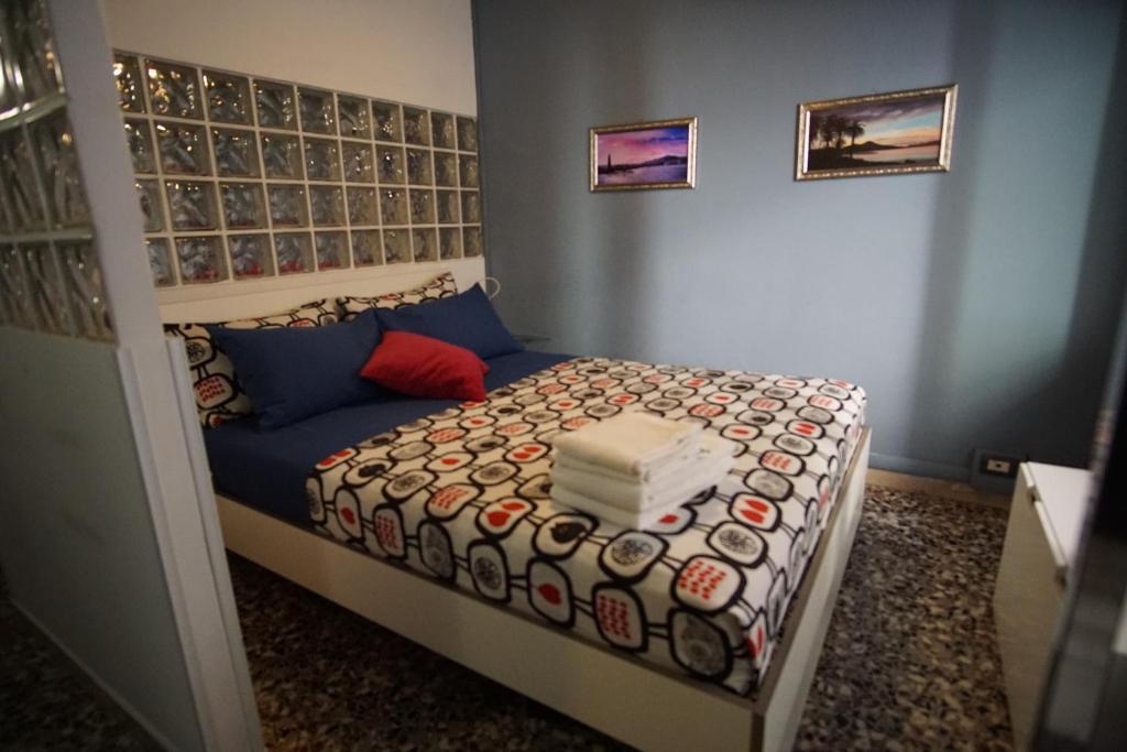 una camera da letto con un letto con una torta sopra di Maison Toledo 24 a Napoli