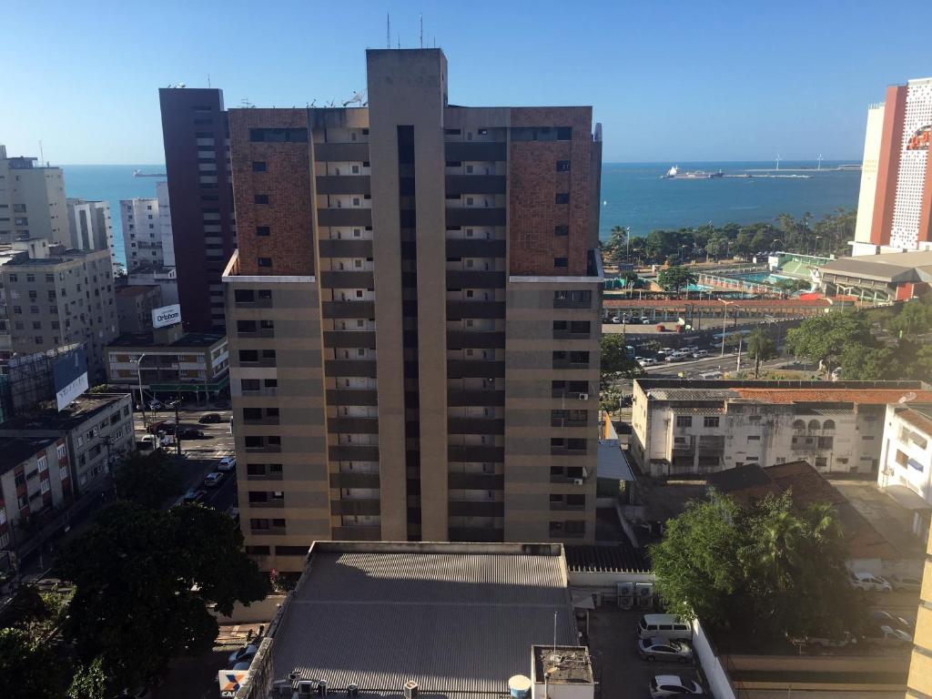 un edificio alto en medio de una ciudad en Luzon Flat Meireles Praia, en Fortaleza