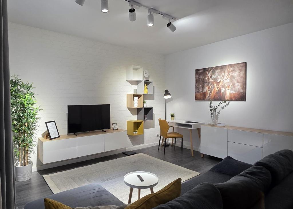 Un televizor și/sau centru de divertisment la Lujerului 21 Residence Modern 2-Room Apartment - Free Parking & Self Check-In